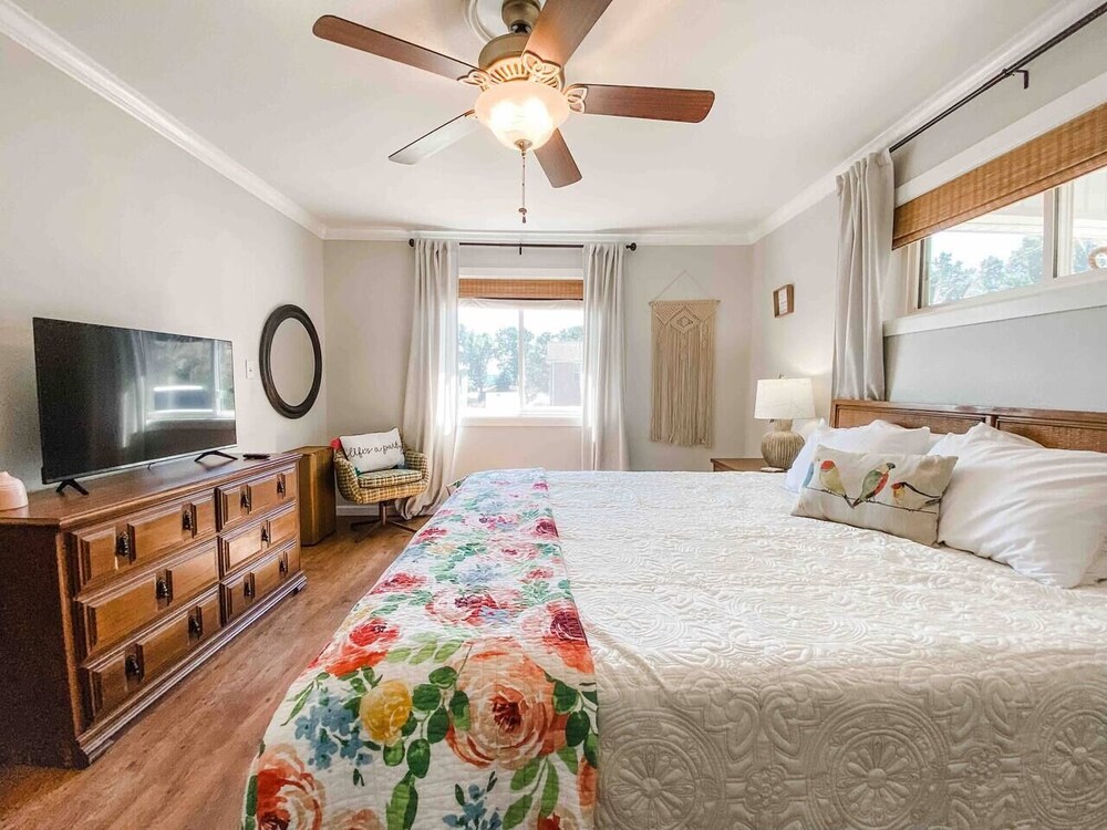 Scenic Views+Rogers+Peaceful Haven+Hot Tub Beaver Shores Vrbo