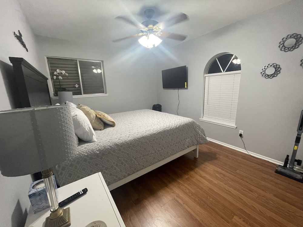 Pet Friendly, Private Bkyd 4 bedroom Corpus Christi Vrbo