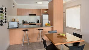 Full-sized fridge, microwave, oven, hob