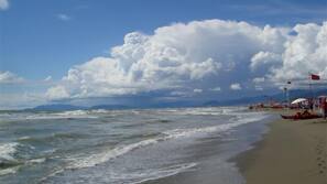 Una spiaggia nelle vicinanze, sabbia bianca