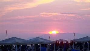 Una spiaggia nelle vicinanze, sabbia bianca