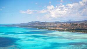 Plage, sable blanc, chaises longues, serviettes de plage