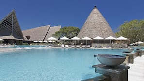 Piscine extérieure, parasols de plage, chaises longues