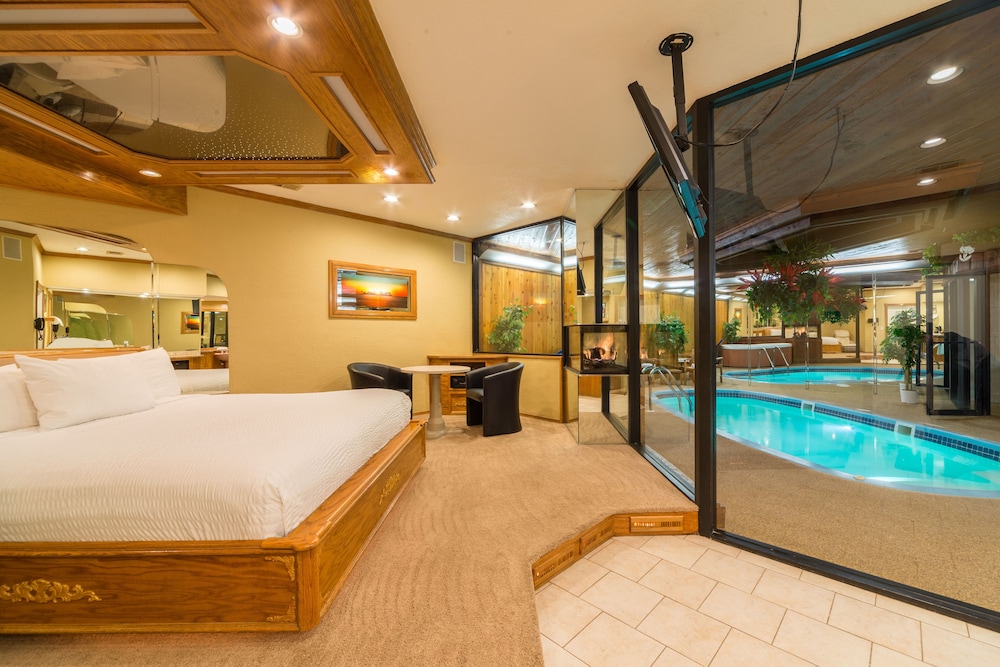 Sybaris Pool Suites Mequon in Milwaukee Best Rates & Deals on Orbitz