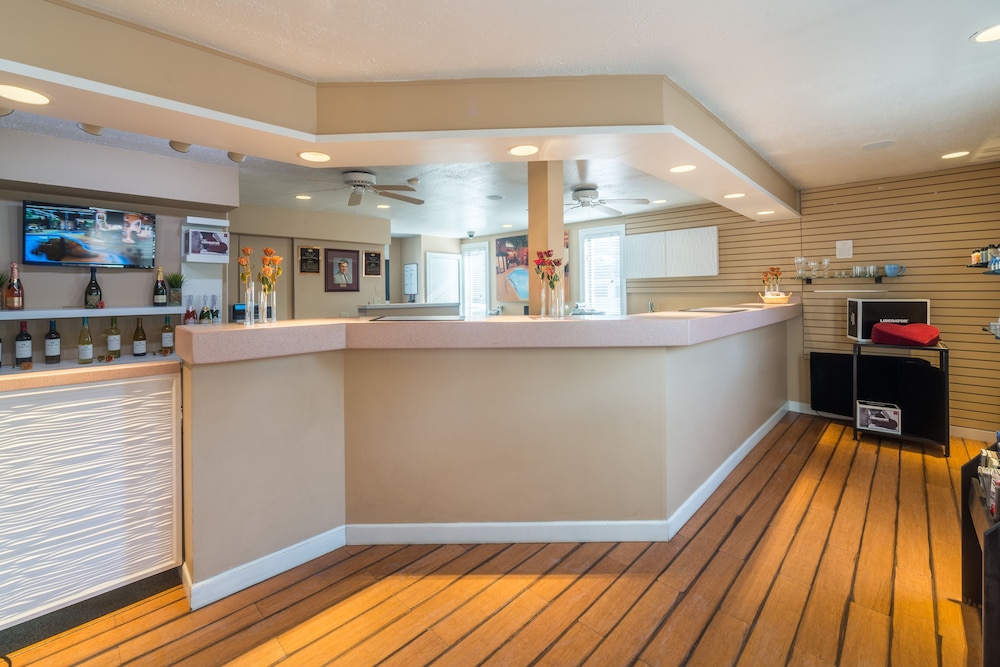 Sybaris Pool Suites Mequon 2018 Room Prices 109 Deals Reviews Hotel Entrance Featured Image Reception