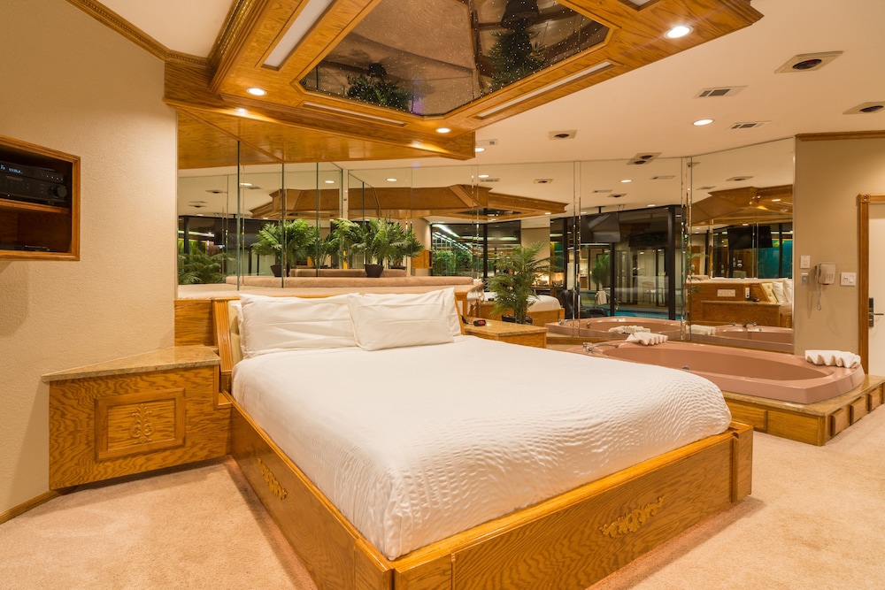 Sybaris Pool Suites Mequon in Milwaukee Best Rates & Deals on Orbitz