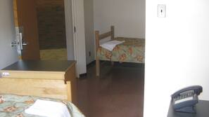 Escritorio, tabla de planchar con plancha, wifi gratis y ropa de cama