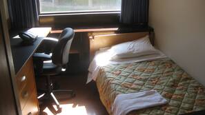 Escritorio, tabla de planchar con plancha, wifi gratis y ropa de cama
