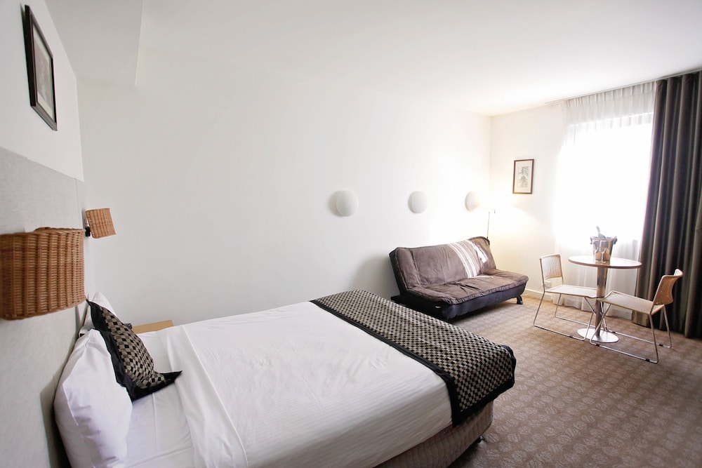 Golden Pebble Hotel Wantirna Aus Best Price Guarantee - 