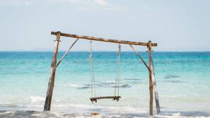 หาดส่วนตัว, เก้าอี้อาบแดด, การดําน้ำสน็อกเกิล, บาร์ริมหาด