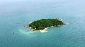 หาดส่วนตัว, เก้าอี้อาบแดด, การดําน้ำสน็อกเกิล, บาร์ริมหาด