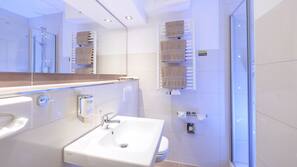 Een douche, gratis toiletartikelen, een haardroger