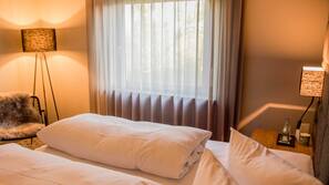 Allergikerbettwaren, Minibar, Zimmersafe, Schreibtisch