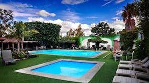 Una piscina al aire libre