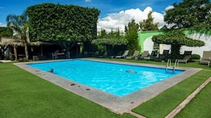 Una piscina al aire libre