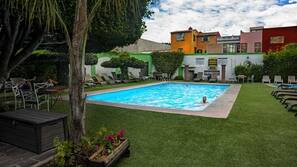 Una piscina al aire libre