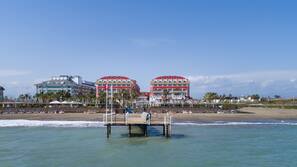 Privatstrand, Liegestühle, Sonnenschirme, Strandtücher