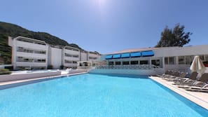 3 outdoor pools, pool umbrellas, pool loungers