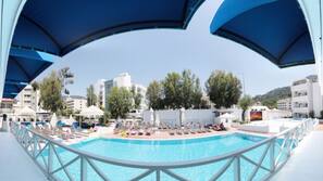 3 outdoor pools, pool umbrellas, pool loungers