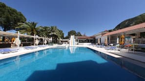 3 outdoor pools, pool umbrellas, pool loungers