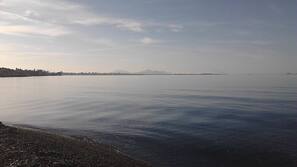 Una spiaggia nelle vicinanze, lettini da mare, ombrelloni, snorkeling