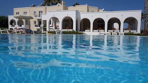 Piscina stagionale all'aperto, ombrelloni da piscina, lettini