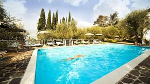 Piscine extérieure, parasols de plage, chaises longues
