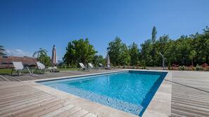 Piscine extérieure (ouverte en saison), chaises longues