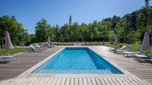 Piscine extérieure (ouverte en saison), chaises longues