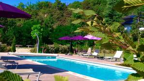 Piscine extérieure (ouverte en saison), chaises longues