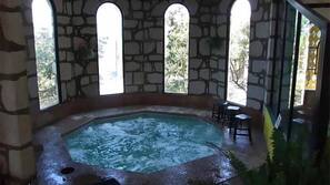 Bañera de hidromasaje en el interior