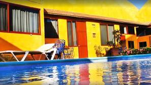 Una piscina al aire libre