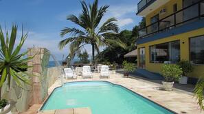 Piscine extérieure, parasols de plage, chaises longues