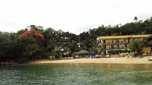 Plage, chaises longues, parasols, serviettes de plage