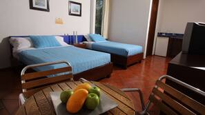 Tabla de planchar con plancha, wifi gratis, ropa de cama
