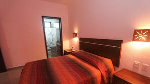 Tabla de planchar con plancha, wifi gratis, ropa de cama
