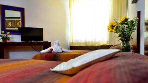Tabla de planchar con plancha, wifi gratis, ropa de cama