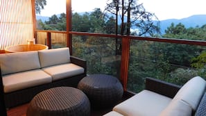 7 bedrooms, premium bedding, down comforters, pillowtop beds