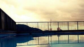 Una piscina al aire libre (de 9:00 a 21:00), sombrillas