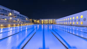 Seasonal outdoor pool, pool umbrellas, sun loungers