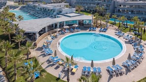 Seasonal outdoor pool, pool umbrellas, sun loungers