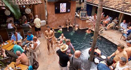 Hotel Mercurio - Caters to Gay Men