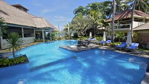2 outdoor pools, pool loungers