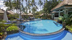 2 outdoor pools, pool loungers