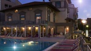 2 piscine all'aperto, lettini