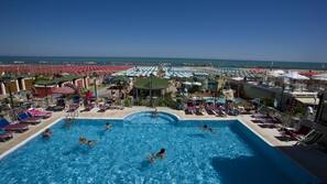2 piscine all'aperto, lettini