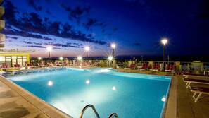2 piscine all'aperto, lettini