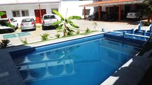 Una piscina al aire libre