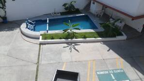 Una piscina al aire libre