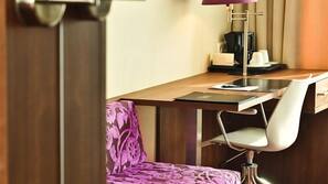 Een kluis op de kamer, een bureau, babybedden, extra bedden